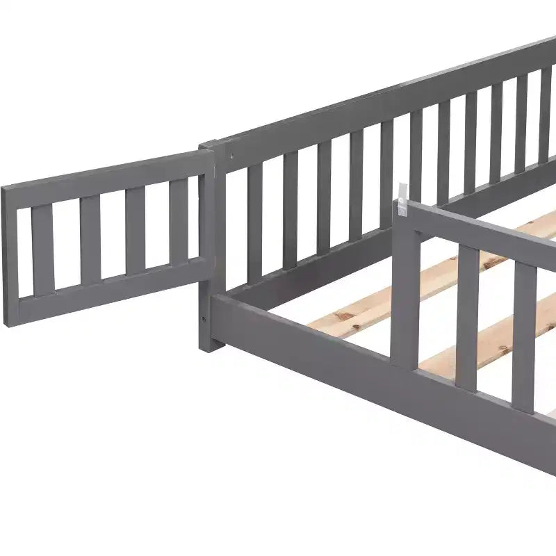 Letto a pavimento Queen Size con porta e recinzione, letto Montessori con spondine e doghe, struttura letto a piattaforma in legno per bambine e bambini