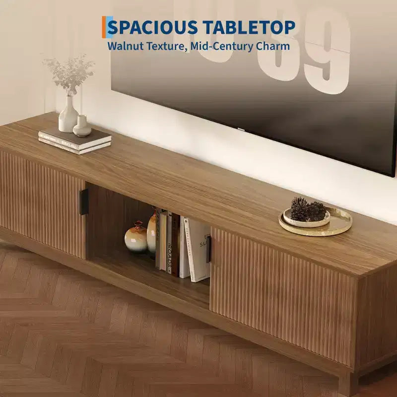 Mobile TV basso moderno di metà secolo, tavolo per console TV con scanalature lungo 70 cm con ripiano portaoggetti aperto per soggiorno, centro di intrattenimento in legno