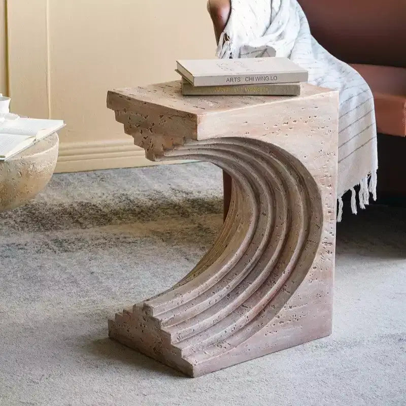 Tavolino laterale ad arco scultoreo GDFStudio Taehyung Moderno leggero in cemento con finitura effetto travertino