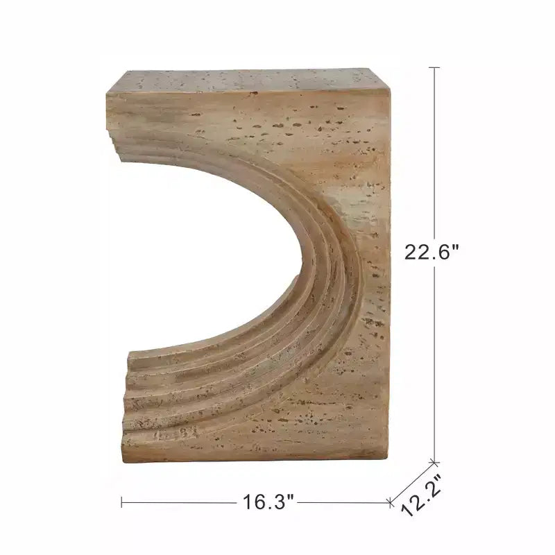 Tavolino laterale ad arco scultoreo GDFStudio Taehyung Moderno leggero in cemento con finitura effetto travertino