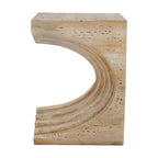 Tavolino laterale ad arco scultoreo GDFStudio Taehyung Moderno leggero in cemento con finitura effetto travertino