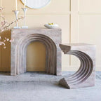 Tavolino laterale ad arco scultoreo GDFStudio Taehyung Moderno leggero in cemento con finitura effetto travertino