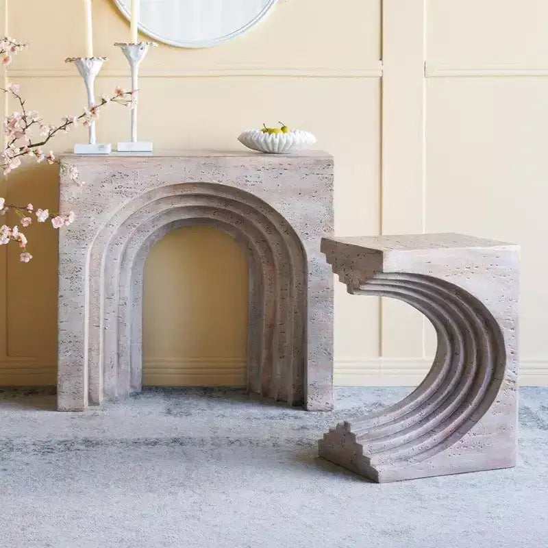 Tavolino laterale ad arco scultoreo GDFStudio Taehyung Moderno leggero in cemento con finitura effetto travertino