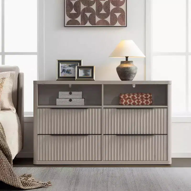 BALHAM TRADE-Comò moderno largo 56,5 cm per camera da letto con 4 cassetti e ripiano aperto scanalato