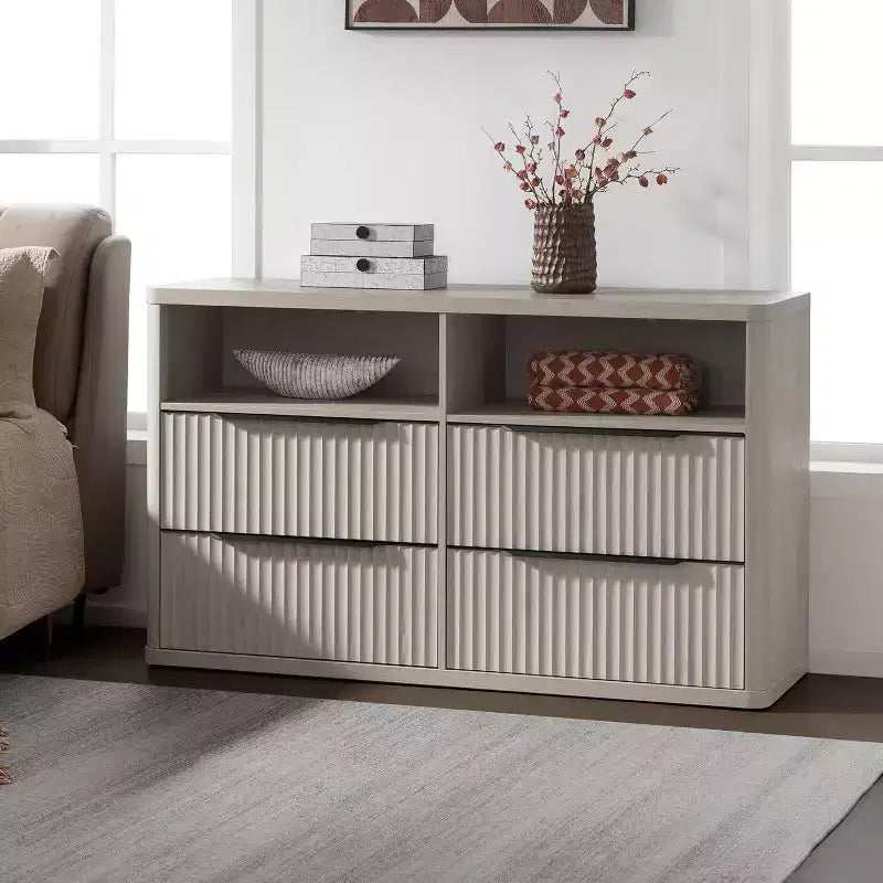 BALHAM TRADE-Comò moderno largo 56,5 cm per camera da letto con 4 cassetti e ripiano aperto scanalato