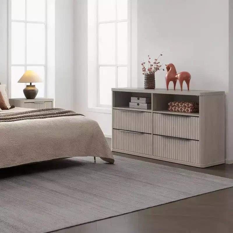 BALHAM TRADE-Comò moderno largo 56,5 cm per camera da letto con 4 cassetti e ripiano aperto scanalato