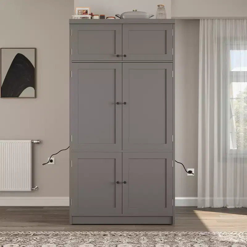GDFStudio Hallie Dispensa Grande per Cucina Stile Shaker con 2 Prese Elettriche, Ripiani Regolabili e Mensole sull'Anta