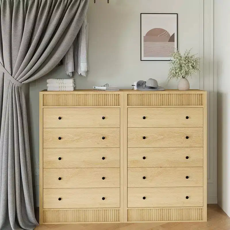 Cassettiera moderna in legno, comò a 5 cassetti scanalati, largo 80 cm, ideale per camerette, corridoi e soggiorni