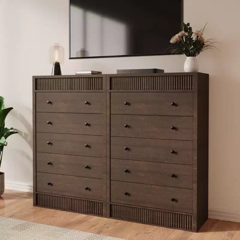 Cassettiera moderna in legno, comò a 5 cassetti scanalati, largo 80 cm, ideale per camerette, corridoi e soggiorni