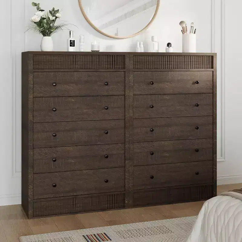 Cassettiera moderna in legno, comò a 5 cassetti scanalati, largo 80 cm, ideale per camerette, corridoi e soggiorni