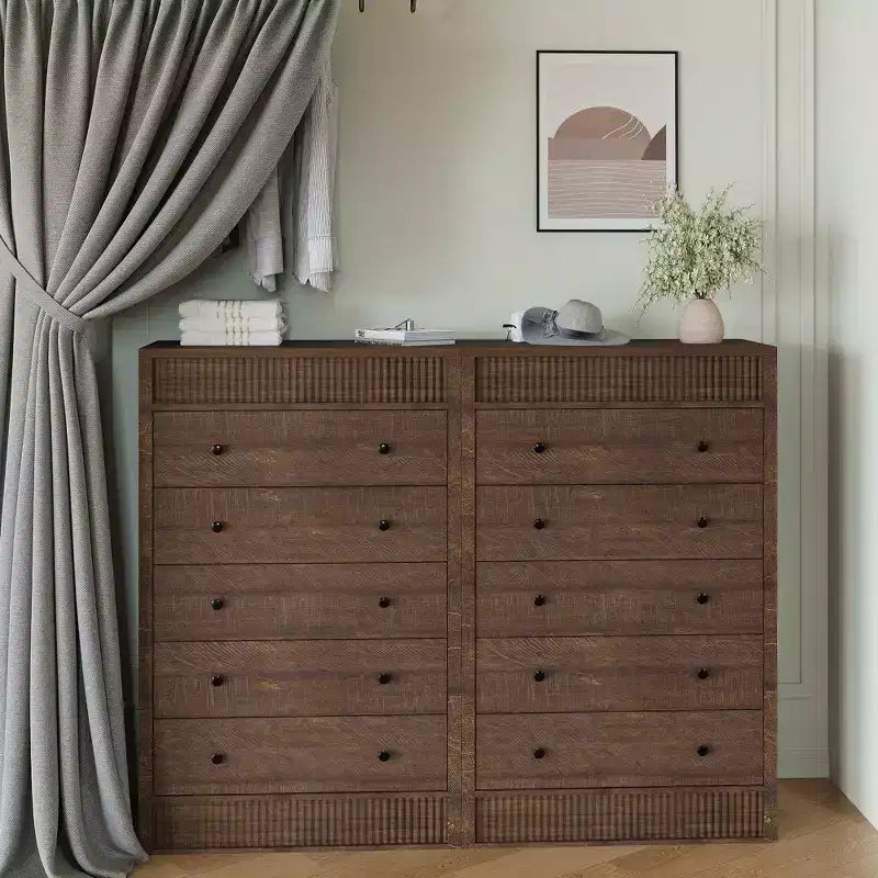 Cassettiera moderna in legno, comò a 5 cassetti scanalati, largo 80 cm, ideale per camerette, corridoi e soggiorni