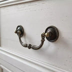 Comodino Famapy Farmhouse, Comò a 5 Cassetti con Pomelli in Bronzo Antico, per Camera da Letto, Comodino Cassettiera Effetto Invecchiato