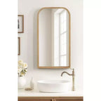Specchio ad arco con cornice in legno Kate and Laurel Winn