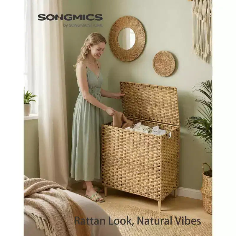 SONGMICS Cesto Portabiancheria con Coperchio, Cesto Portabiancheria in PE Rattan con Fodera Rimovibile, Contenitore, Scomparti per il Lavaggio a 3 Sezioni, 160 L