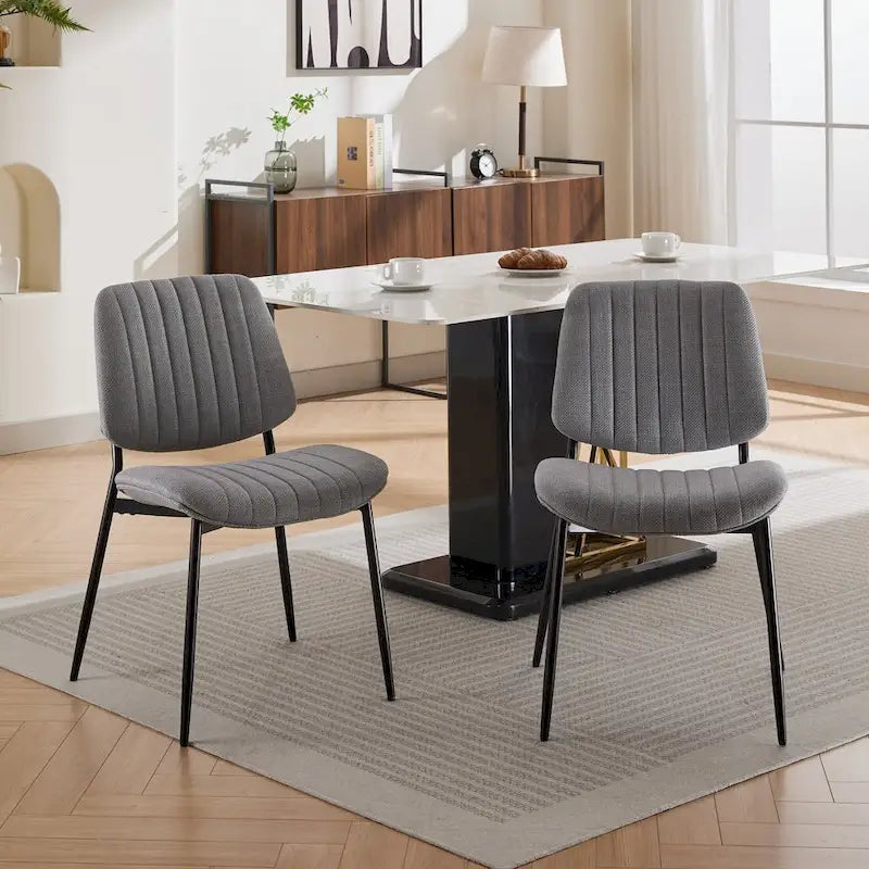 Sedia da pranzo imbottita con schienale curvo e gambe in metallo nero