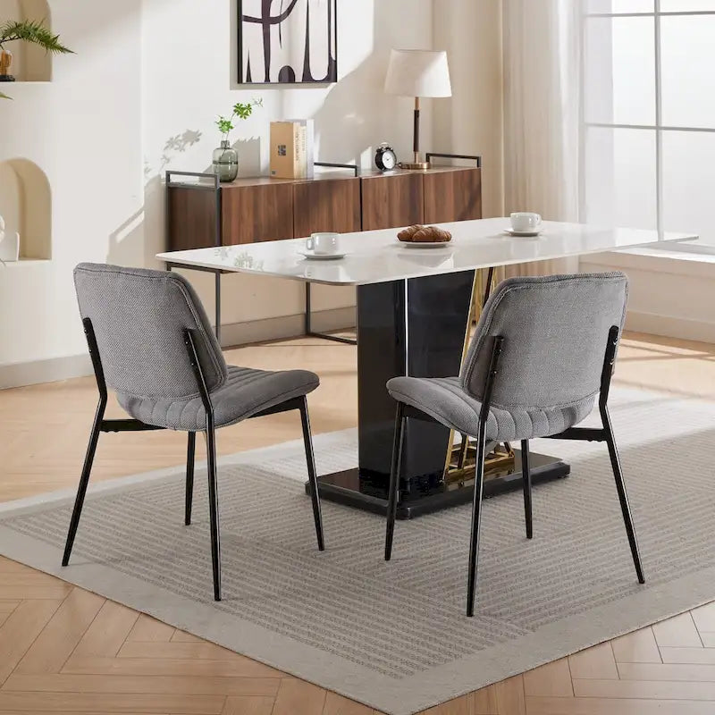 Sedia da pranzo imbottita con schienale curvo e gambe in metallo nero