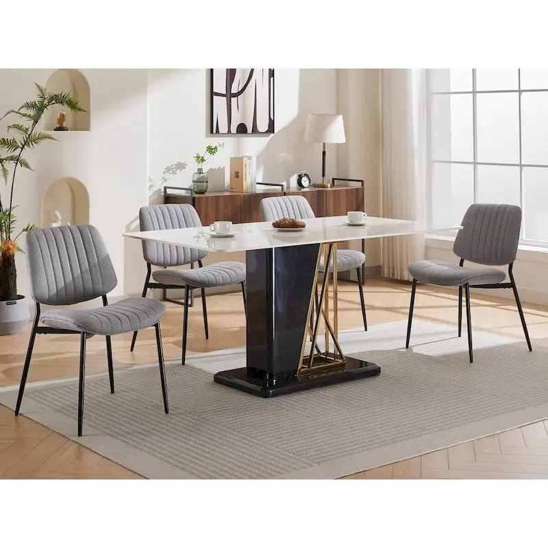 Sedia da pranzo imbottita con schienale curvo e gambe in metallo nero