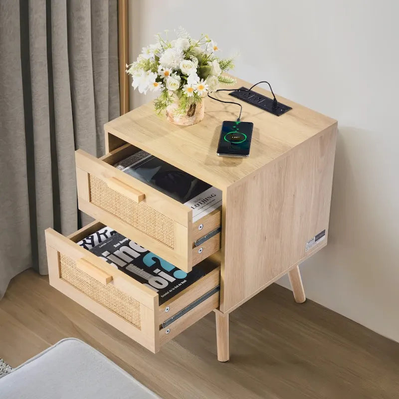 Comodino/Tavolino Laterale in Legno Naturale con 2 Cassetti Decorati in Rattan e Porte USB