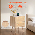 Comodino/Tavolino Laterale in Legno Naturale con 2 Cassetti Decorati in Rattan e Porte USB