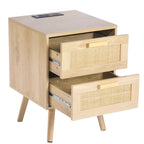 Comodino/Tavolino Laterale in Legno Naturale con 2 Cassetti Decorati in Rattan e Porte USB