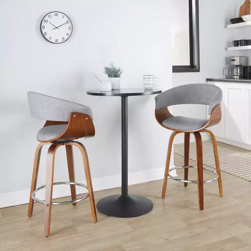 Set di 2 sgabelli da bar vintage moderni ad altezza bancone: girevoli, poggiapiedi, rivestiti in schiuma - LumiSource