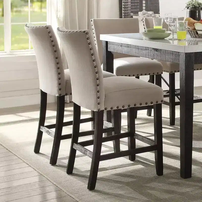 Set di 2 sgabelli Nolan da 63,5 cm per bancone e bar in lino beige/finitura rovere scuro anticato - Acme Furniture: Seduta imbottita, bordo con borchie, struttura in metallo