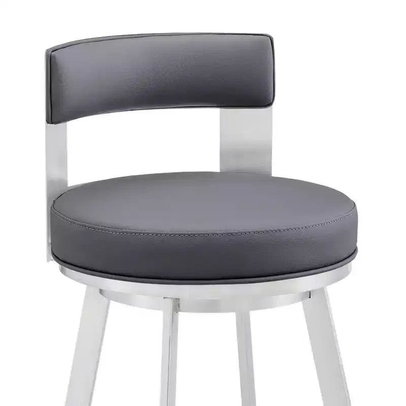 Sgabello da bar Armen Living Flynn in metallo e similpelle, altezza bancone, girevole, 26", argento/grigio