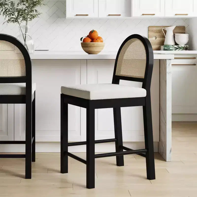 Nathan James Bailey Sgabello da bar con schienale curvo, altezza bancone, legno nero rovere rattan bouclé crema: Elegante seduta da 61 cm, struttura in legno di gomma