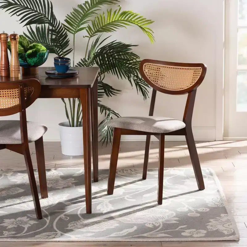 Baxton Studio 2 sedie da pranzo Dannell in tessuto e legno grigio/marrone noce/marrone chiaro: metà secolo, dettagli in rattan, cuscino in schiuma