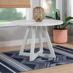 Tavolo da pranzo rotondo in legno massello Shelby Powell bianco: 4 posti, base a piedistallo laccata, larghezza 44"