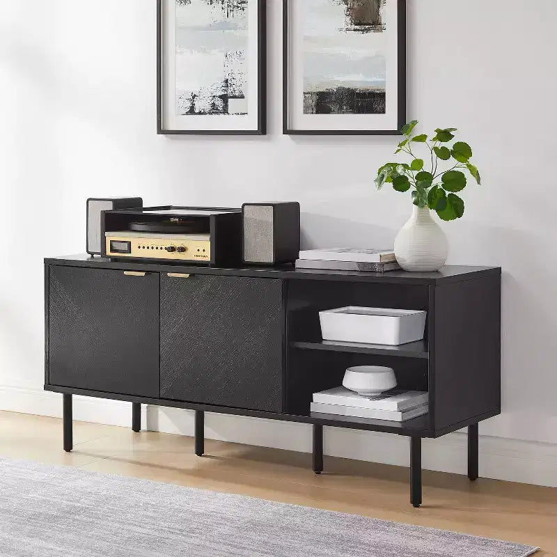 Crosley 54" Credenza Brody con Contenitore per Dischi, Nera: Venature in Rovere, Maniglie in Ottone, Gestione Cavi