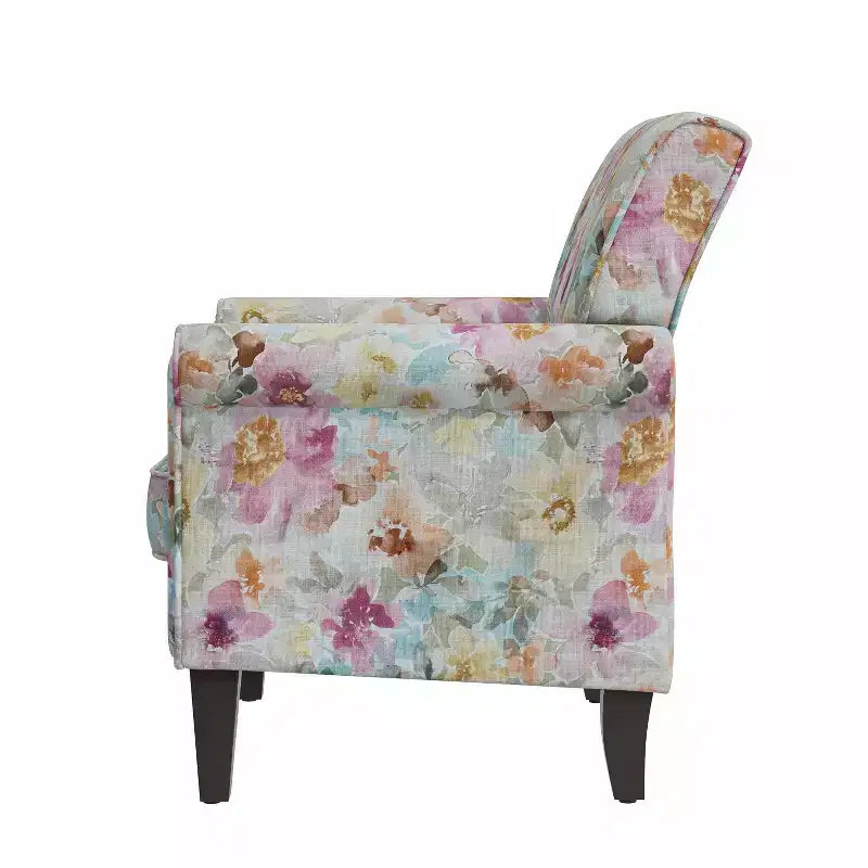 Poltrona decorativa tradizionale Janet con braccioli arrotolati, borchie color peltro e motivo floreale rosa di Handy Living