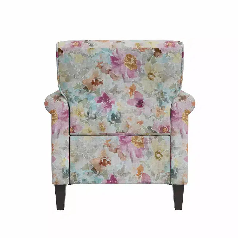 Poltrona decorativa tradizionale Janet con braccioli arrotolati, borchie color peltro e motivo floreale rosa di Handy Living
