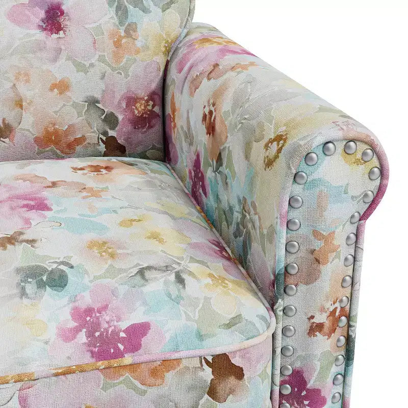 Poltrona decorativa tradizionale Janet con braccioli arrotolati, borchie color peltro e motivo floreale rosa di Handy Living