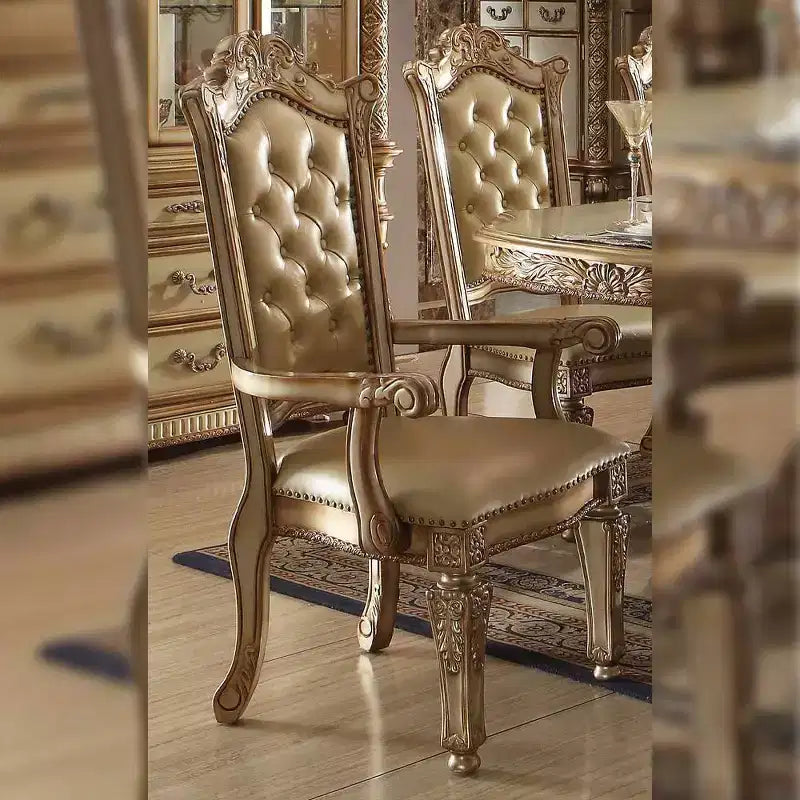 Poltroncina d'appoggio Vendome 27" in ecopelle color osso/finitura patina oro - Acme Furniture: Poltroncina di lusso capitonné, borchie decorative