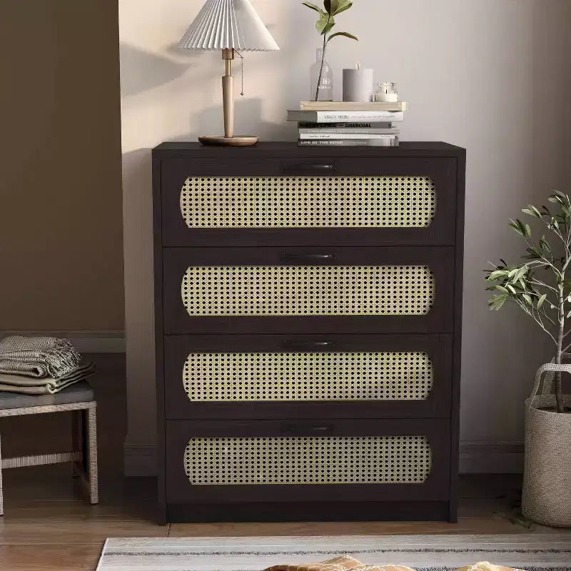 Cassettiera Summertree Transizionale in Rattan Sintetico Intrecciato a 4 Cassetti Espresso - miBasics: Stile Bohémien, Atmosfera da Resort, Design Salvaspazio