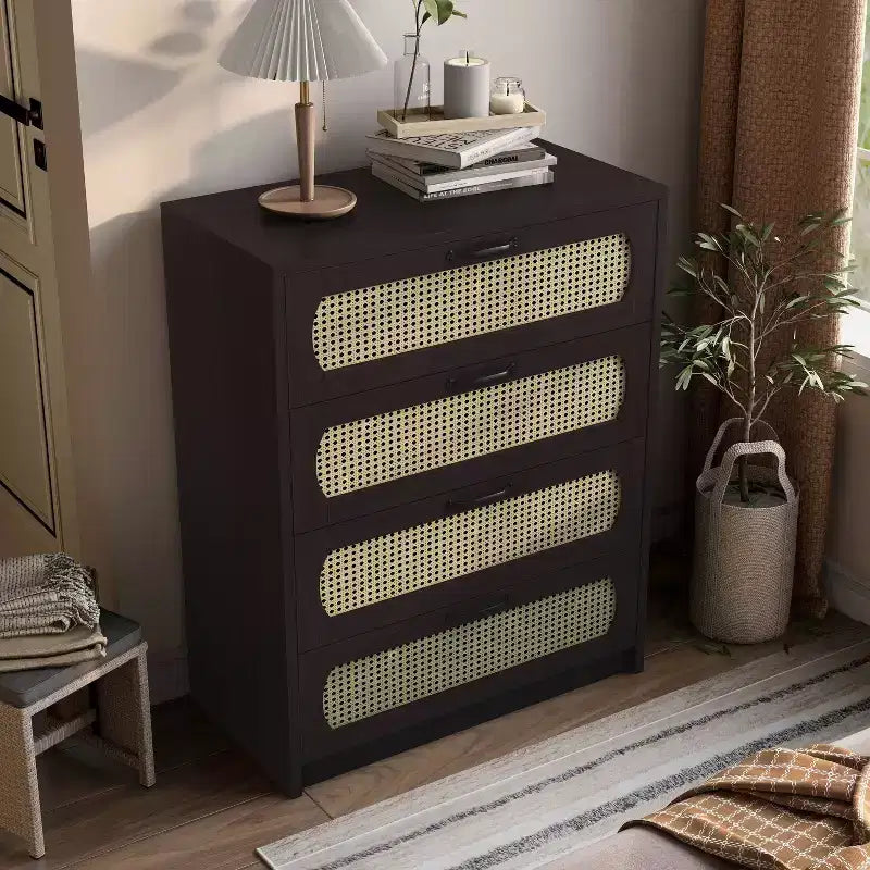 Cassettiera Summertree Transizionale in Rattan Sintetico Intrecciato a 4 Cassetti Espresso - miBasics: Stile Bohémien, Atmosfera da Resort, Design Salvaspazio