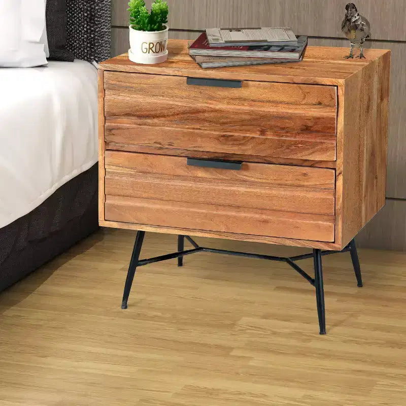Il comodino in legno Urban Port a 2 cassetti con gambe angolari in metallo marrone/nero