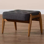 Poggiapiedi Pouf Jeanine in Tessuto e Legno Grigio Scuro/Marrone Noce - Baxton Studio: Ispirazione Japandi, Struttura in Legno di Gomma, Trapuntatura a Bottone