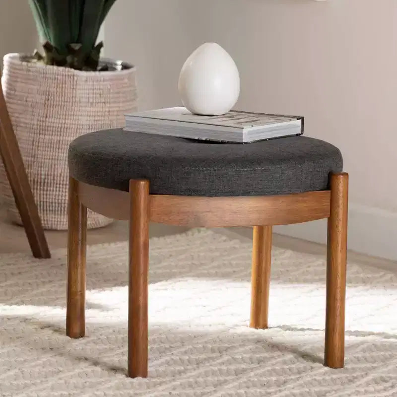 Poggiapiedi Pouf Iliana in Tessuto e Legno Grigio Scuro/Noce - Baxton Studio