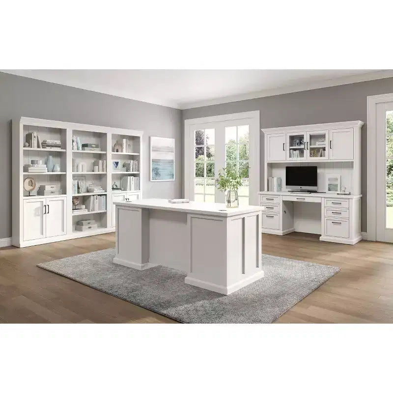 Credenza scrivania moderna in legno: Stile direzionale, pannelli Bead Board, porte USB - Martin Furniture