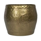 Tavolino d'appoggio Storied Home in metallo goffrato con finitura in ottone: nessun assemblaggio, struttura e piano in ferro, forma rotonda