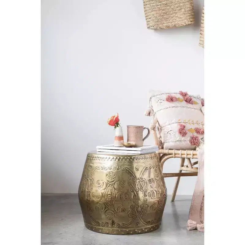 Tavolino d'appoggio Storied Home in metallo goffrato con finitura in ottone: nessun assemblaggio, struttura e piano in ferro, forma rotonda