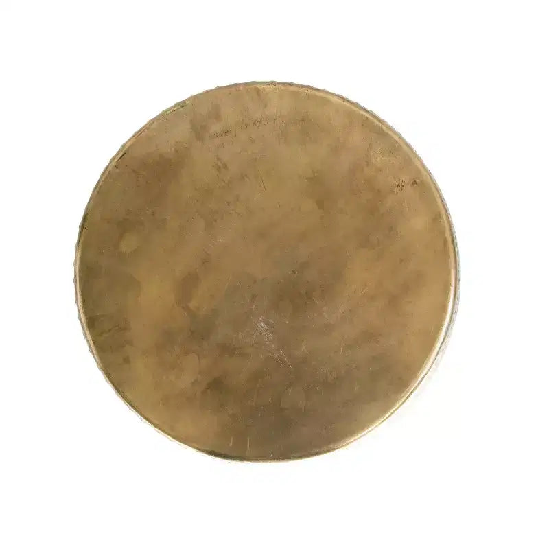 Tavolino d'appoggio Storied Home in metallo goffrato con finitura in ottone: nessun assemblaggio, struttura e piano in ferro, forma rotonda