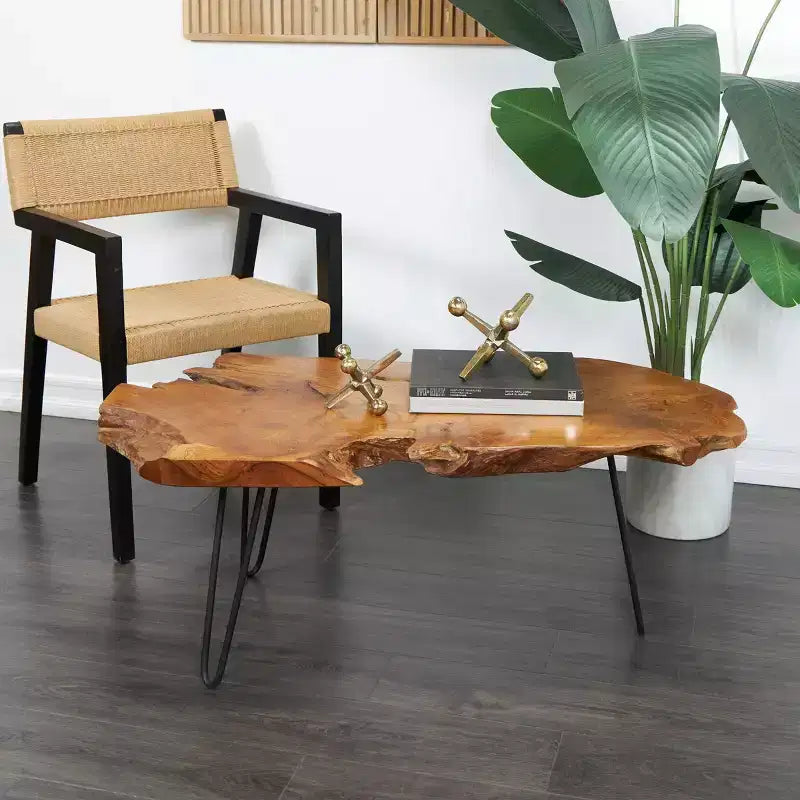 Tavolino da caffè Olivia & May in legno di teak fatto a mano con bordo vivo e gambe a forcina in metallo nero, marrone
