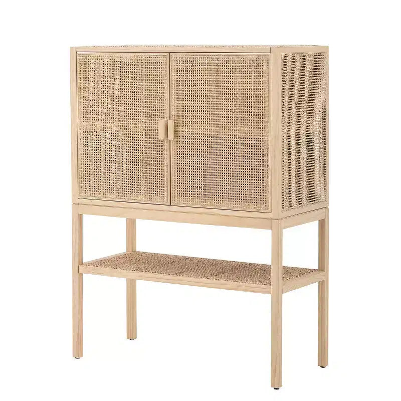 Mobile contenitore decorativo Storied Home Woven alto 119 cm, colore naturale: Rattan e Pino, 2 ante con ripiano