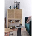 Mobile contenitore decorativo Storied Home Woven alto 119 cm, colore naturale: Rattan e Pino, 2 ante con ripiano