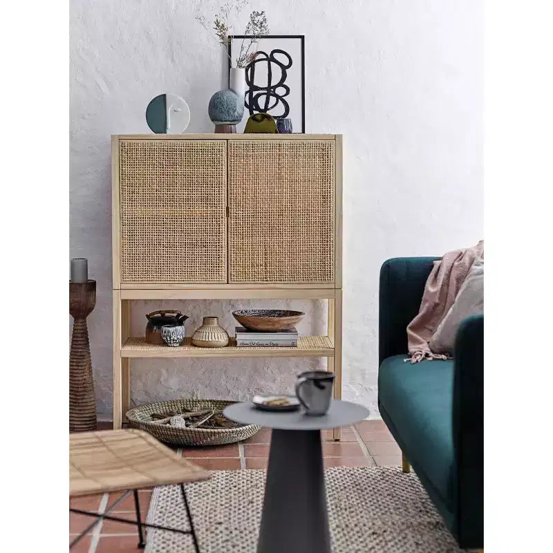 Mobile contenitore decorativo Storied Home Woven alto 119 cm, colore naturale: Rattan e Pino, 2 ante con ripiano
