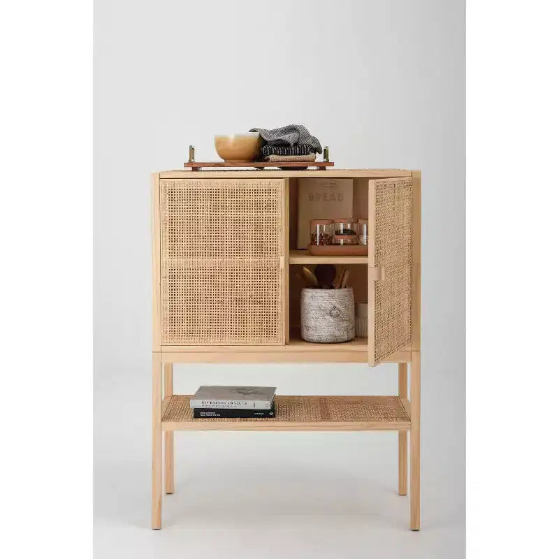 Mobile contenitore decorativo Storied Home Woven alto 119 cm, colore naturale: Rattan e Pino, 2 ante con ripiano