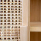 Mobile contenitore decorativo Storied Home Woven alto 119 cm, colore naturale: Rattan e Pino, 2 ante con ripiano